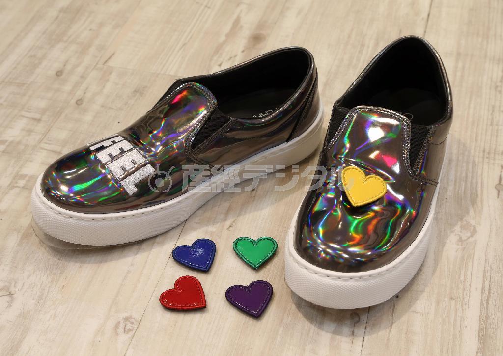 ＣＨＩＡＲＡ＿ＦＥＲＲＡＧＮＩのスニーカー（４万２０００円、９月上旬から展開）は色違いのハートのワッペンを好きにカスタマイズでき、遊び心が満載＝２０１５年７月３０日、東京都中央区銀座の松屋銀座（野村成次撮影）