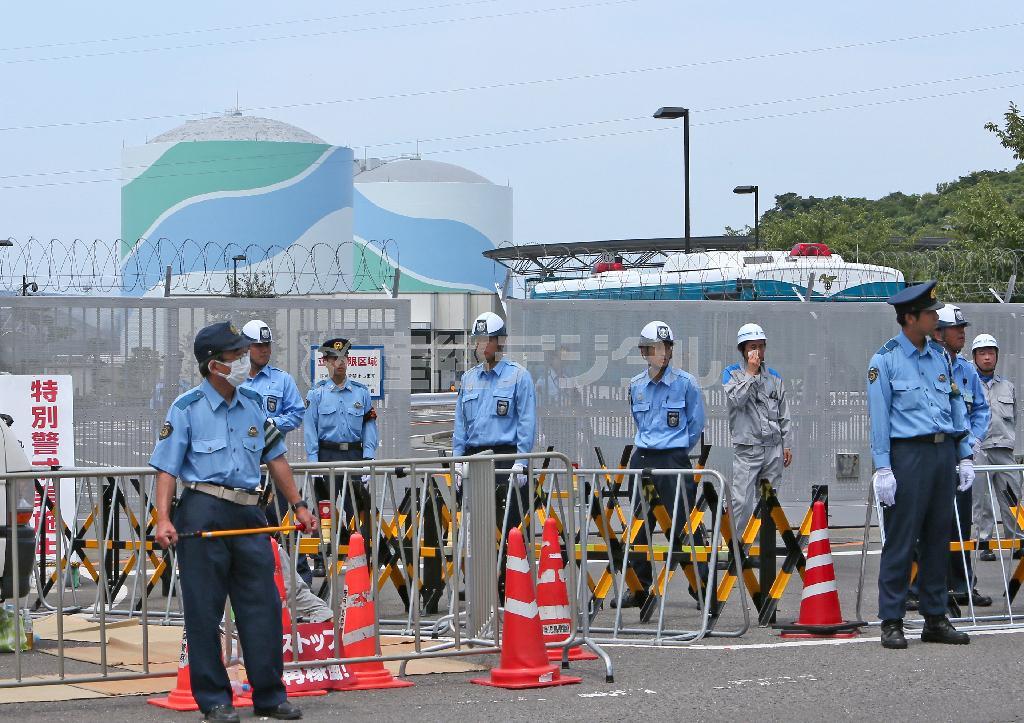 再稼働を翌日に控えた８月１０日、川内（せんだい）原子力発電所の正門ゲート前は物々しい雰囲気に包まれた＝２０１５年８月１１日、鹿児島県薩摩川内市（寺口純平撮影）