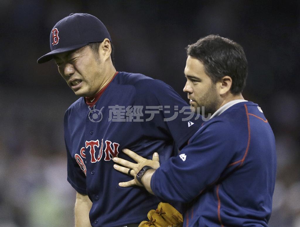 ８月７日のタイガース戦の九回、右腕に打球を受け、顔をしかめるレッドソックスの上原浩治（左）＝２０１５年、米ミシガン州デトロイト（ＡＰ）