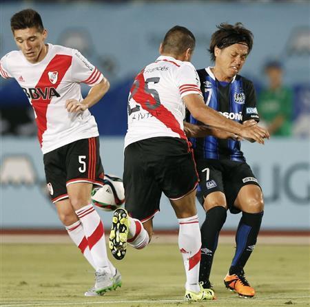 前半、ボールを奪われるＧ大阪・遠藤保仁（やすひと、右）＝２０１５年８月１１日、大阪府吹田市の万博記念競技場（共同）