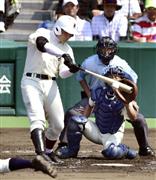 七回裏早実１死二塁、清宮幸太郎（左）が右前に適時打を放つ。捕手安藤悠利＝２０１５年８月８日、兵庫県西宮市・甲子園球場（共同）