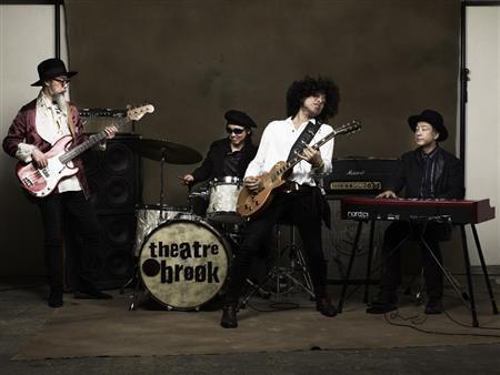 結成２０年を迎えるシアターブルックの（左から）中條卓（Ｂａ）、沼澤尚（Ｄｒ）、佐藤タイジ（Ｖｏ、Ｇ）、エマーソン北村（Ｋｅｙ）＝２００９年１１月２７日（提供写真）