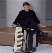 アコーディオンの可能性を広げるドイツの世界的名手シュテファン・フッソングさん（江原和雄撮影）