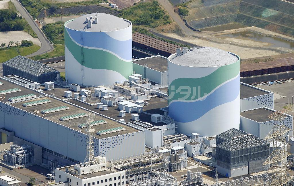 九州電力の川内（せんだい）原発。右が再稼働した１号機＝２０１５年８月１１日午前１０時３２分、鹿児島県薩摩川内市（共同）