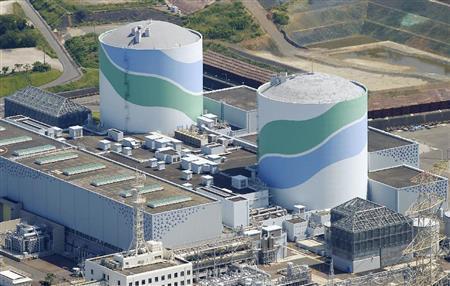 九州電力の川内（せんだい）原発。右が再稼働した１号機＝２０１５年８月１１日午前１０時３２分、鹿児島県薩摩川内市（共同）