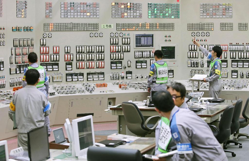 川内（せんだい）原発の中央制御室で１号機原子炉の起動操作をする運転員ら＝２０１５年８月１１日午前１０時３０分、鹿児島県薩摩川内市（代表撮影）