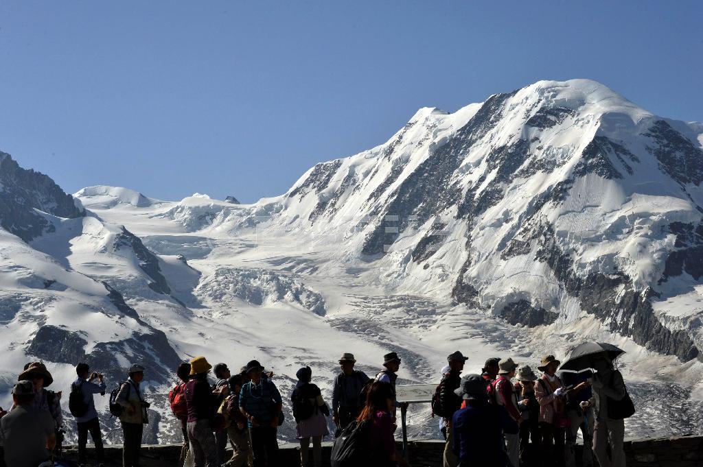 マッターホルンを眺める絶好の展望台として知られるゴルナグラート山頂。目前に迫る何本もの氷河の光景が世界中の観光客を魅了する＝２０１５年７月５日（唐木英明さん撮影）