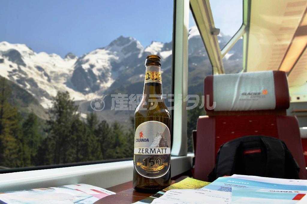 パノラマカーが魅力の氷河特急で飲むビールは格別だ＝２０１５年７月１０日（唐木英明さん撮影）