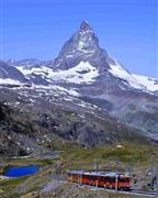 氷河特急の終点ツェルマットの街（１６２０メートル）からゴルナグラートの頂上（３０８９メートル）まで、マッターホルンを眺めながら一気に登るゴルナグラート鉄道。山道が整備されているので帰り道は池を廻りながら散歩するのも楽しい＝２０１５年７月５日、スイス・ヴァレー州（唐木英明さん撮影）