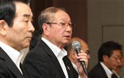 全国農業協同組合中央会の会長に就任した奥野長衛氏。会長一人で行うのが通例だが、主要な役員が壇上に並ぶ異例の就任記者会見を行った＝１１日、東京都千代田区（荻窪佳撮影）