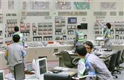 川内原発の中央制御室で１号機原子炉の起動操作をする運転員ら＝１１日、鹿児島県薩摩川内市（代表撮影）