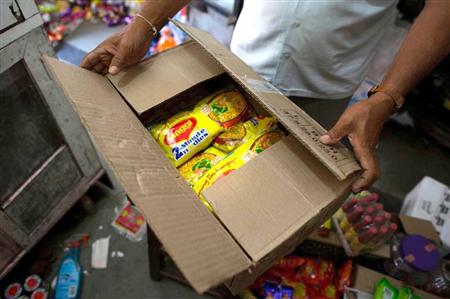 インド北東部アッサム州の店舗で撤去されるネスレの即席麺マギー製品（ＡＰ）