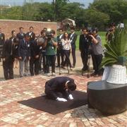 モニュメントに献花し、ぬかずく鳩山元首相＝ソウルの西大門刑務所跡地（名村隆寛撮影）