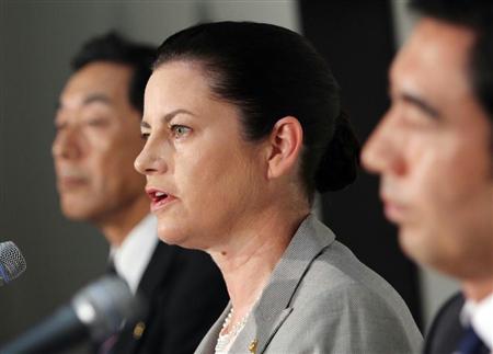 決算を発表する日本マクドナルドのカサノバ社長（中央）＝１２日午後、東京証券取引所