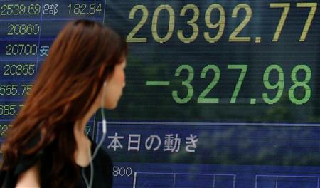 連日の人民元切り下げで日経平均株価は大幅続落した（ＡＰ）
