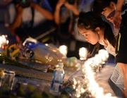 追悼慰霊式でろうそくを見つめる子供たち。次世代への継承が課題となっている＝２０１５年８月１２日午後、群馬県多野郡上野村（鴨川一也撮影）