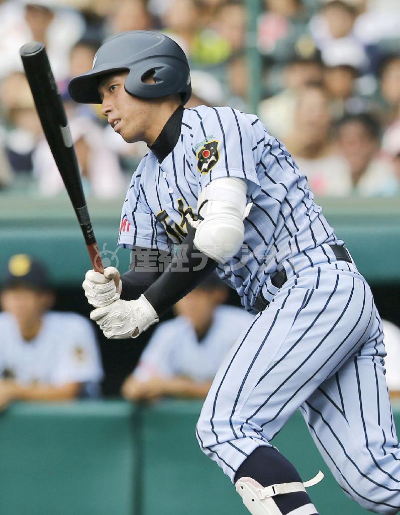 三回裏の東海大相模２死二塁、長倉蓮が左前に適時打を放つ＝２０１５年８月１２日、兵庫県西宮市・甲子園球場（共同）
