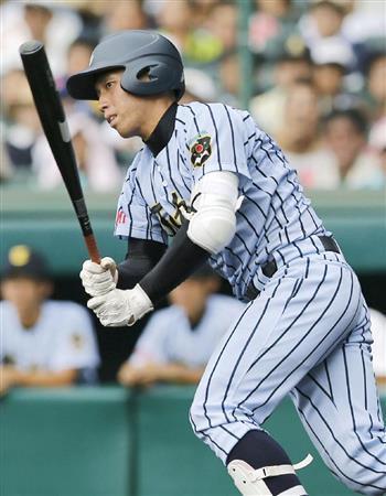 三回裏の東海大相模２死二塁、長倉蓮が左前に適時打を放つ＝２０１５年８月１２日、兵庫県西宮市・甲子園球場（共同）