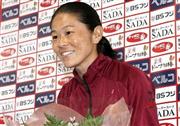会見で、報道陣から花束を受け取るサッカー女子日本代表の澤穂希（さわ・ほまれ）選手＝２０１５年８月１２日、兵庫県神戸市（鳥越瑞絵撮影）