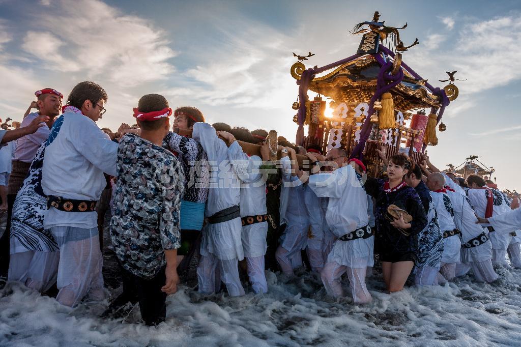 神奈川県茅ケ崎市の浜降祭で、海へと入る神輿＝２００９年７月２０日（ディモン・コルターさん撮影）