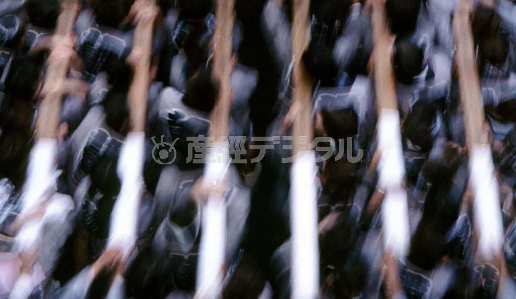 新宿の祭りで神輿を担ぐ人たち＝２００４年９月、東京都新宿区（ディモン・コルターさん撮影）
