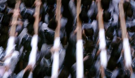 新宿の祭りで神輿を担ぐ人たち＝２００４年９月、東京都新宿区（ディモン・コルターさん撮影）