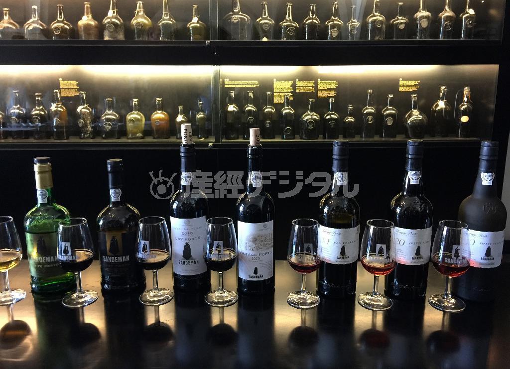 ホワイト・ポート（左）、トウニー２０年（右から２本目）＝２０１５年６月２９日（青木冨美子さん撮影）