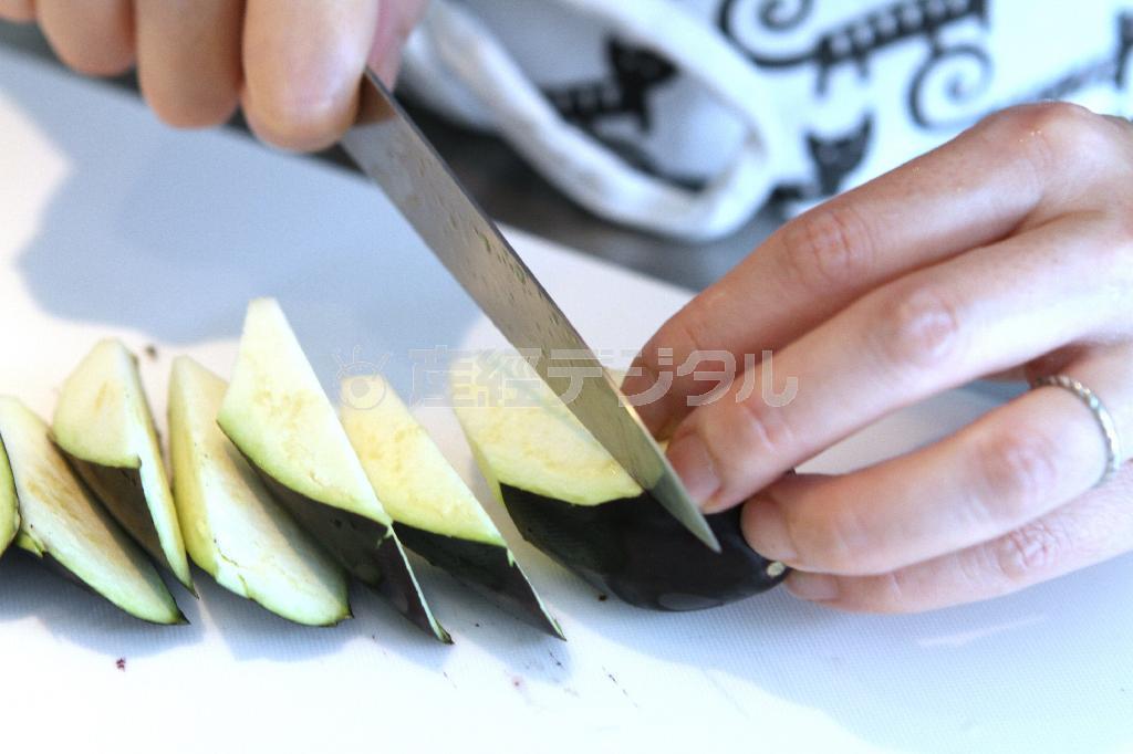 ナスと豚肉のバジル炒め（材料）＿＿ナス３本（長めの乱切り、田中幸美撮影）