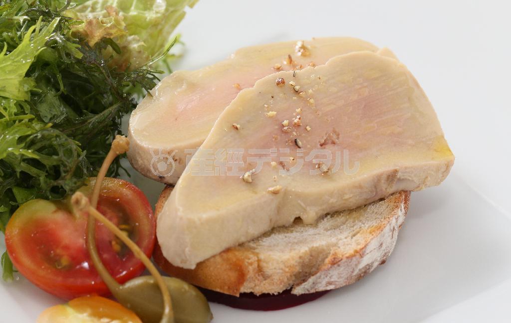 高価な貴腐ワインにフォアグラを漬け込み１週間熟成させた「ソーテルヌに漬け込んだフォアグラのエスカロップ＿パテ・ド・カンパーニュのグリエ添え」。濃厚なフォアグラに爽やかな酸味と甘さが加わり、フォアグラが苦手な人にも好まれているという＝２０１５年７月２８日、京都市下京区（寺口純平撮影）