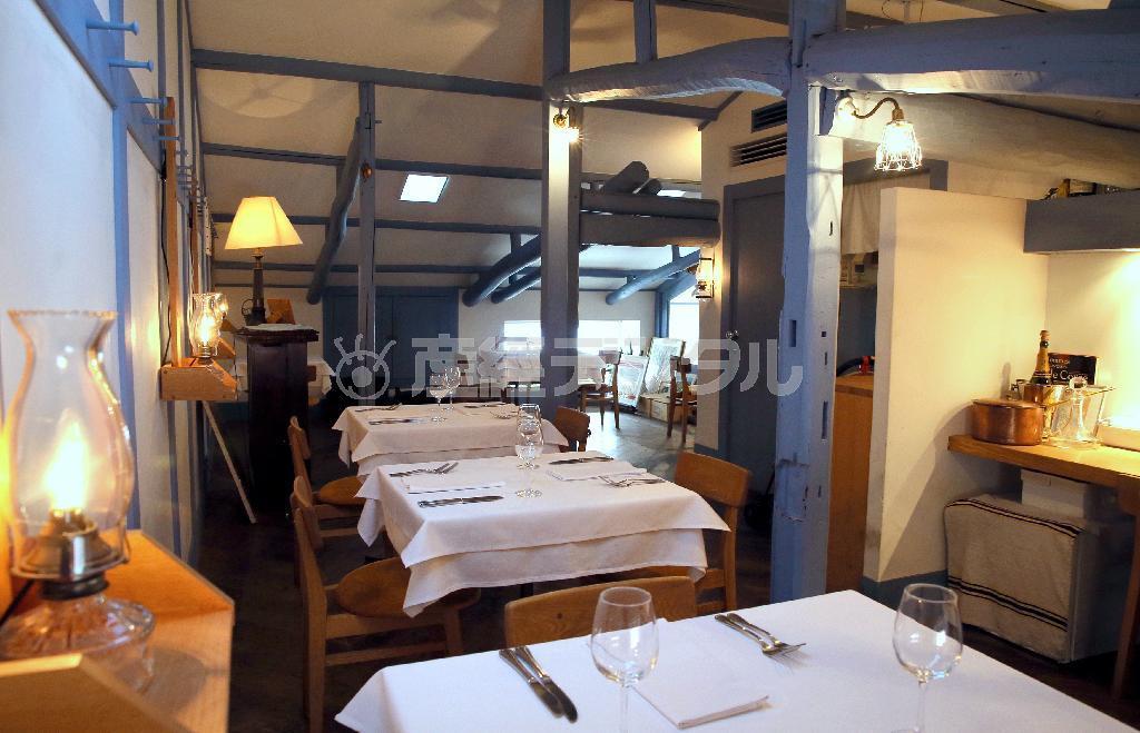 ブルーと白で統一された店内は南仏のイメージ＝２０１５年７月２８日、京都市下京区（寺口純平撮影）