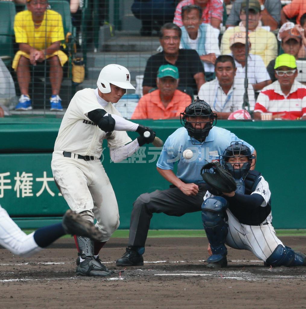 五回、先頭打者として左前安打を放ち、同点への足がかりをつくった早実の清宮（きよみや）幸太郎＝２０１５年８月１３日、兵庫県西宮市・甲子園球場（松永渉平撮影）