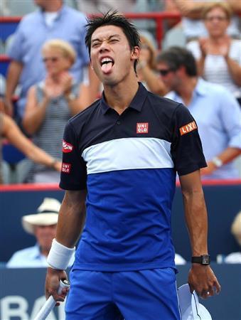 パブロ・アンドゥハールをストレートで破り、舌を出す錦織圭（にしこり・けい）＝２０１５年８月１２日、カナダ・ケベック州モントリオール（ＵＳＡ＿ＴＯＤＡＹ・ロイター＝共同）