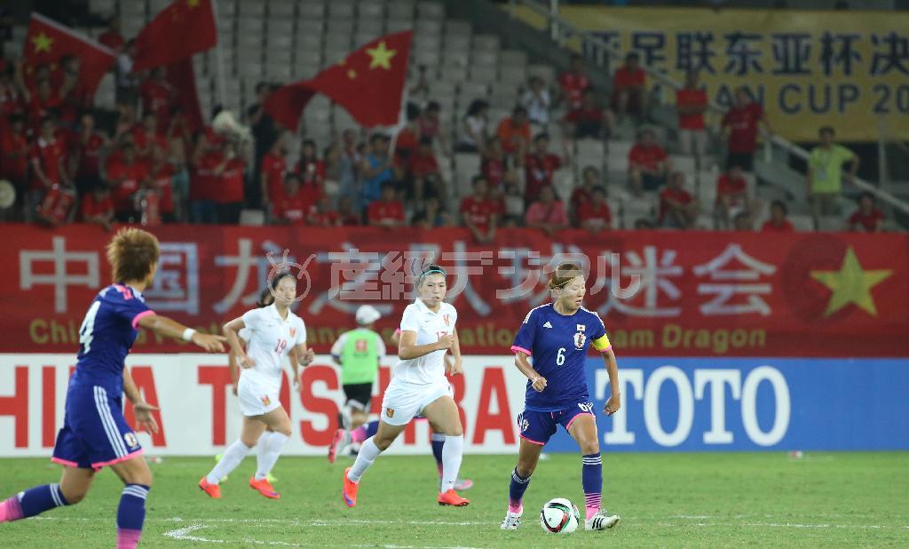 ８月８日、サッカー東アジア杯の女子最終戦、日本対中国戦で、ボールをキープする日本代表の川村優理（ゆうり）主将。この日、競技場内では、場所取りをめぐって日本人カメラマンが「駆逐」されるという騒動が起きた＝２０１５年、中国・湖北省武漢市・武漢体育中心（彦野公太朗撮影）