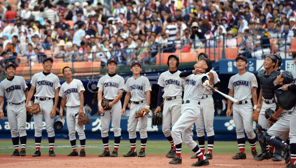 全国高校野球選手権神奈川県大会決勝。笑顔の部員に見守られながら公式戦最後のシートノックをする横浜高校の渡辺元智（もとのり）監督＝２０１５年７月２８日、神奈川県横浜市中区の横浜スタジアム（矢島康弘撮影）