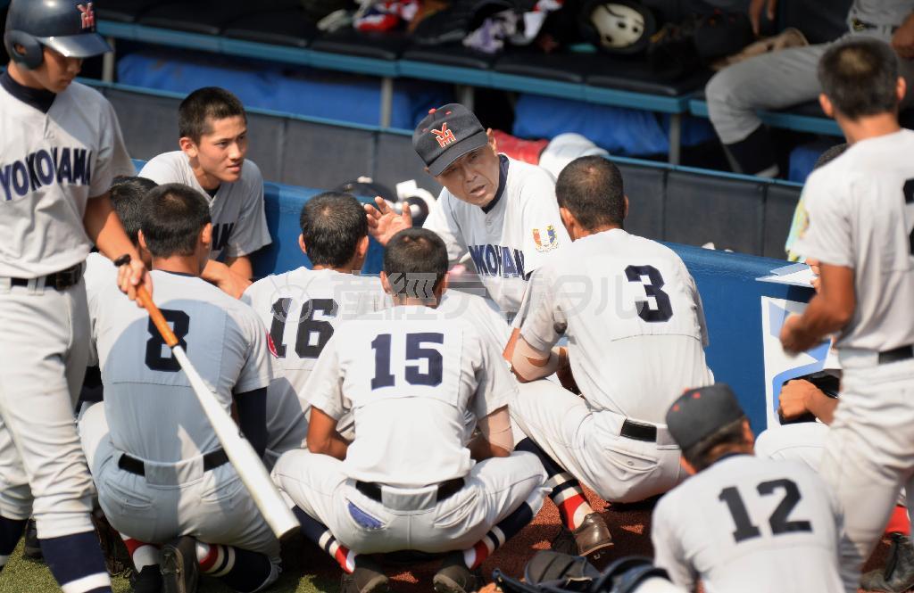 神奈川県大会決勝で、円陣を組み選手に指示を出す渡辺元智（もとのり）監督＝２０１５年７月２８日、神奈川県横浜市中区の横浜スタジアム（矢島康弘撮影）