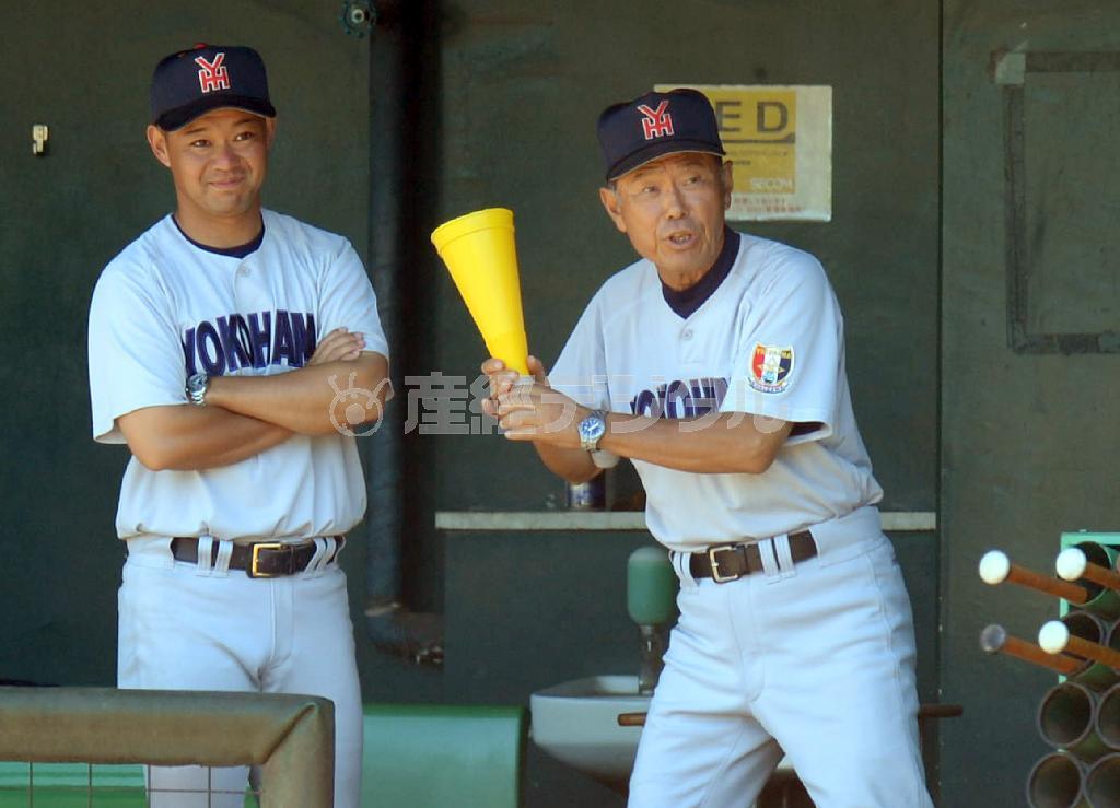 ベンチにそろった渡辺元智（もとのり）監督（右）と平田徹（とおる）次期監督＝２０１５年７月２２日、神奈川県横浜市保土ケ谷区のサーティーフォー保土ケ谷球場（矢島康弘撮影）