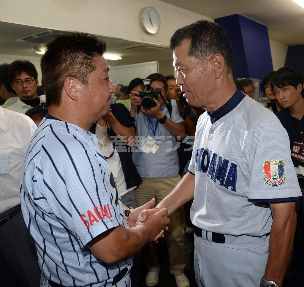 決勝戦後、渡辺元智（もとのり）監督を訪れ握手する東海大相模高校の門馬敬治（もんま・けいじ）監督（左）＝２０１５年７月２８日、神奈川県横浜市中区・横浜スタジアム（矢島康弘撮影）