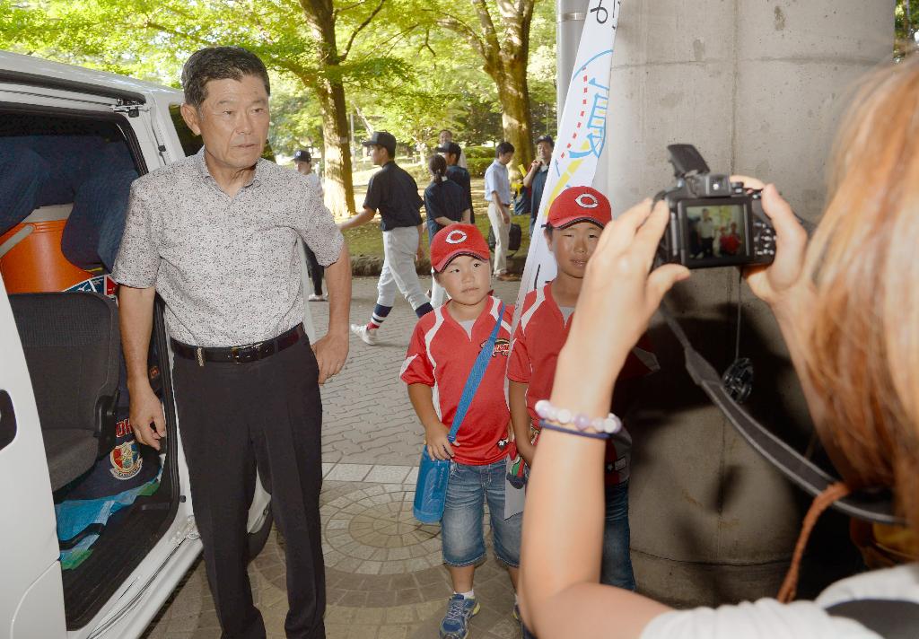 「カープ少年」の兄弟と気軽に記念写真に応じる渡辺元智（もとのり）監督。ファンサービスも欠かさない＝２０１５年７月１４日神奈川県平塚市のバッティングパレス相石スタジアムひらつか（矢島康弘撮影）