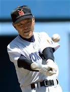 全国高校野球選手権神奈川県大会の２回戦。試合前にシートノックをする横浜高校の渡辺元智（もとのり）監督＝２０１５年７月１４日、神奈川県平塚市のバッティングパレス相石スタジアムひらつか（矢島康弘撮影）