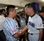 決勝戦後、渡辺元智（もとのり）監督を訪れ握手する東海大相模高校の門馬敬治（もんま・けいじ）監督（左）＝２０１５年７月２８日、神奈川県横浜市中区・横浜スタジアム（矢島康弘撮影）