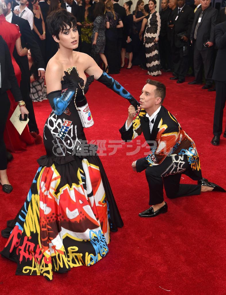 米ニューヨークでのファッションショーに登場した歌手のケイティ・ペリーさん（左）とデザイナーのジェレミー・スコットさん＝２０１５年５月４日（ゲッティ＝共同）