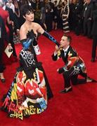 米ニューヨークでのファッションショーに登場した歌手のケイティ・ペリーさん（左）とデザイナーのジェレミー・スコットさん＝２０１５年５月４日（ゲッティ＝共同）