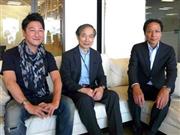 （右から）政治学者の姜尚中（カン・サンジュン）さん、早稲田大学客員教授・春名幹男さん、Ｊ－ＷＡＶＥ「ＪＡＭ＿ＴＨＥ＿ＷＯＲＬＤ」火曜日ナビゲーターの堀潤さん（Ｊ－ＷＡＶＥ提供）