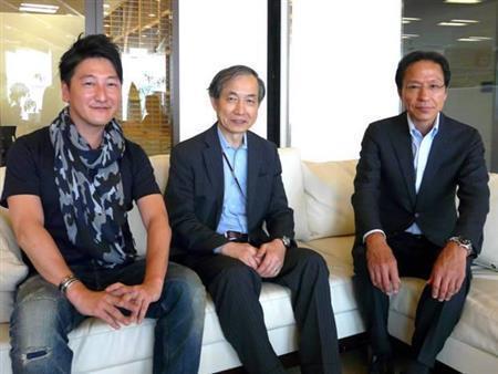 （右から）政治学者の姜尚中（カン・サンジュン）さん、早稲田大学客員教授・春名幹男さん、Ｊ－ＷＡＶＥ「ＪＡＭ＿ＴＨＥ＿ＷＯＲＬＤ」火曜日ナビゲーターの堀潤さん（Ｊ－ＷＡＶＥ提供）