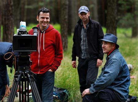 撮影現場を見守り、演出を思案するクリスティアン・ペッツォルト監督（左）＝２０１１年８月２９日（クレストインターナショナル提供）
