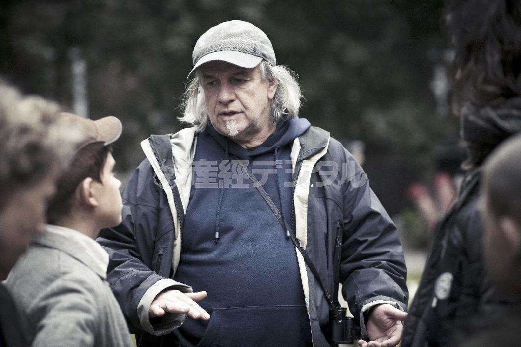撮影現場で主演の少年に演技指導するペペ・ダンカート監督＝２０１２年１０月７日（ブレイントラスト提供）