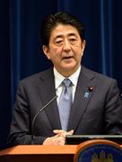 記者会見する安倍晋三首相＝１４日午後、首相官邸（酒巻俊介撮影）