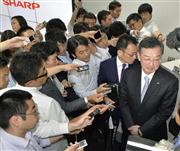 平成２７年４～６月期連結決算を発表し、記者の取材に応じるシャープの高橋興三社長（右端）＝東京都港区