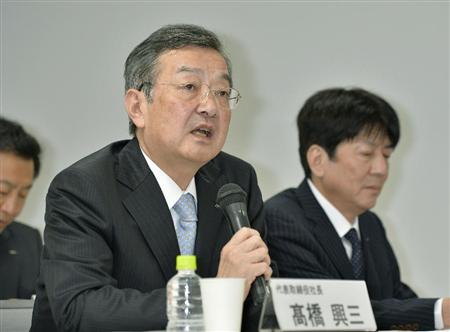 平成２７年４～６月期連結決算を発表し、記者の質問に答えるシャープの高橋興三社長＝東京都港区