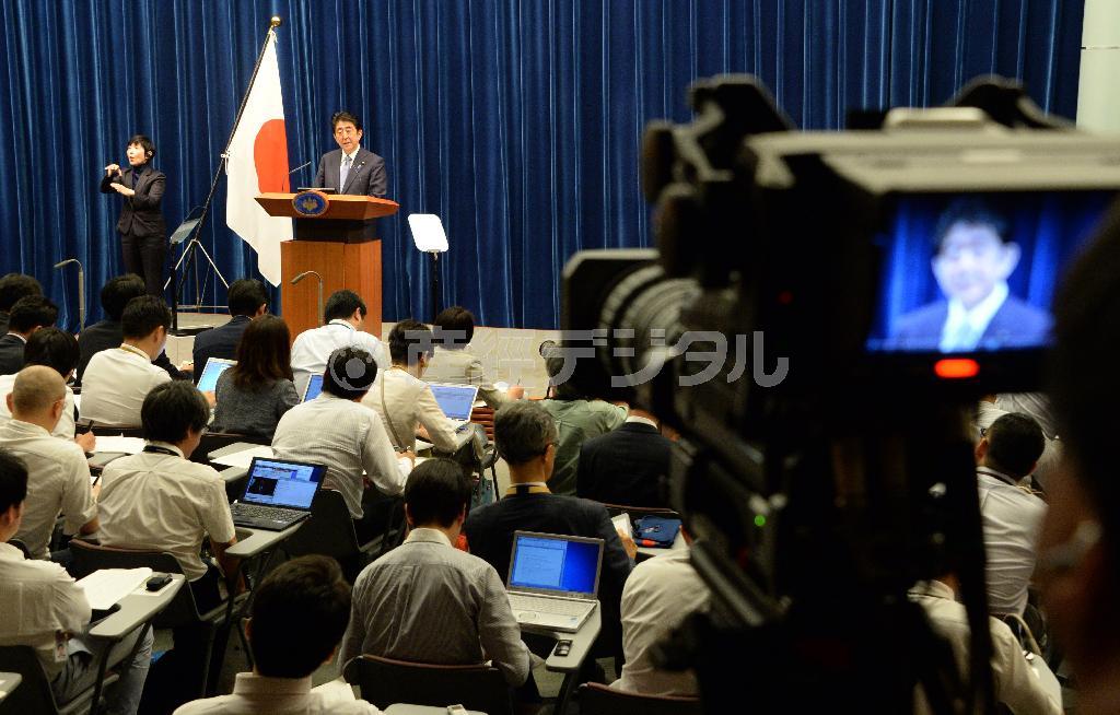 ７０年談話の発表後、記者会見で発言する安倍晋三（しんぞう）首相＝２０１５年８月１４日午後、首相官邸（酒巻俊介撮影）